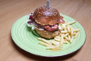 Beefburger with bacon (150 g), red onion marmelade, our brioche