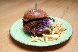 Burger s trhaným vepřovým masem (150 g), v naší BBQ omáčce, máslová brioška
