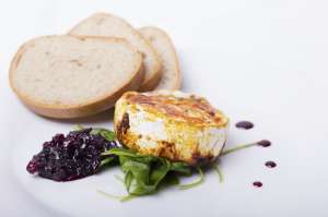 Grilled camembert (100 g), with field green salad and cranberries, bread